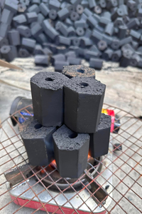 Briquettes de charbon de bois BBQ de qualité supérieure Forme hexagonale du Vietnam Bois dur d'eucalyptus à faible teneur en frêne blanc - Product Image 3