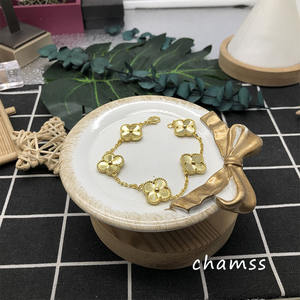 Pulsera de Moda con Trébol de Cuatro Hojas y Cinco Flores para Mujer, Chapada en Oro de 18K, en Existencia, Lista para Enviar - Product Image 3