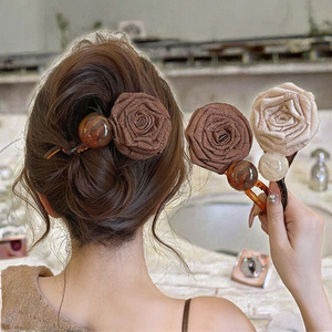 Vente en gros Accessoire de cheveux à griffes pour femmes avec ruban séché <span class=keywords><strong>Fleur</strong></span> de rose Design Tissu <span class=keywords><strong>Chignon</strong></span> Twist Clip Plastique Dos Artistique <span class=keywords><strong>Pince</strong></span> à cheveux - Product Image 2