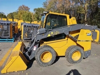 Chargeuse compacte sur pneus de 1,3 tonne XC7-SV12 avec système hydraulique à haut débit et déplacement à deux vitesses pour projets de manutention de matériaux en ferme et entrepôt