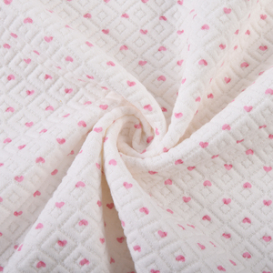 Оптовая продажа трикотажной жаккардовой ткани из полиэстера и спандекса плотностью 380 г/м² с принтом в виде сердец - Product Image 1