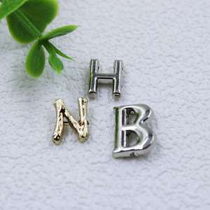 Étiquettes métalliques à trou de couture 3D <span class=keywords><strong>en</strong></span> alliage personnalisé Logo de marque Lettres anglaises Petite étiquette <span class=keywords><strong>en</strong></span> métal pour vêtements Sac à main Chapeaux Accessoires - Product Image 6