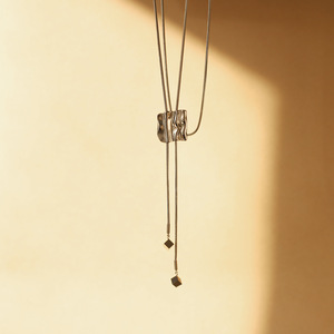 CAIOOCHE Collier long en acier inoxydable avec pendentif cœur, chaîne dorsale à pampilles, design géométrique minimaliste et chaîne réglable, Bijoux - Product Image 4