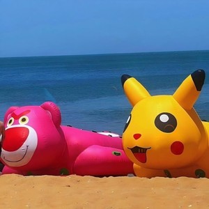 Oso de Fresa Inflable Gigante, Bote Flotante Remolcable para Juegos Acuáticos al Aire Libre y Atracciones de Lagos - Product Image 1