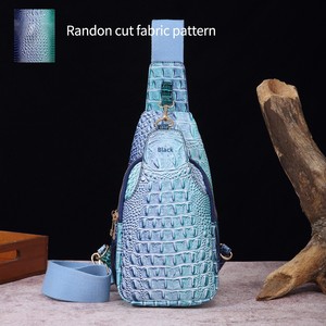 Sac de poitrine pour femme de style rétro européen et américain, sac banane à large sangle, sac bandoulière, design à motif crocodile, PU - Product Image 3