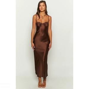 Vestido Maxi Holgado y Elegante con Tirantes Marrones, Cintura Ajustada, Busto Ajustable y Detalles de Encaje - ¡Oferta! - Product Image 1