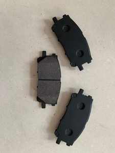 Plaquettes de frein en céramique D1005 Matériau semi-métallique NAO Bonne performance pour les micros de freins de voiture fabriqués - Product Image 5