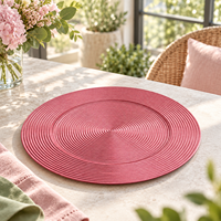 Rosa pulverbeschichteter 13-Zoll-Plastikteller, eleganter runder Unterteller mit konzentrischer Ringstruktur für Hochzeitstischdekorationen
