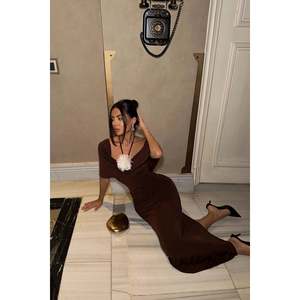 Robe de soirée marron style bal, avec détails roses au crochet, taille empire, longue, coupe trapèze, ornée de perles, idéale pour banquets et soirées - Product Image 2