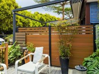 Clôture de Jardin Extérieure de 1,8 m en Bois Composite (WPC) avec Cadre en Alliage d'Aluminium, Bois Traité sous Pression Naturel pour Clôtures de Ferme et Aménagement Extérieur