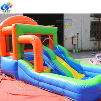 Château gonflable commercial avec toboggan et piscine à jets d'eau en PVC, installation facile pour les zones de jeux intérieures et extérieures