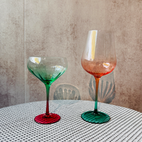 Verre à vin contemporain en cristal rose transparent dégradé bicolore haut de gamme Raymond, emballage personnalisable pour le voyage