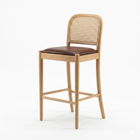 Ensemble de mobilier de restaurant et café de luxe moderne, table haute en bois et tabourets en rotin avec dossier en cuir, service personnalisé