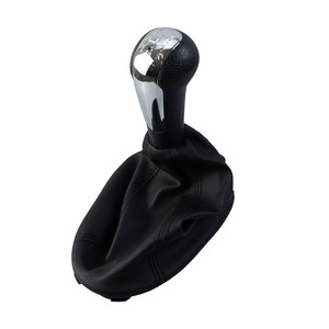 Poignée de levier de vitesses Chevrolet en cuir électroplaqué, design ergonomique intégré - Product Image 1