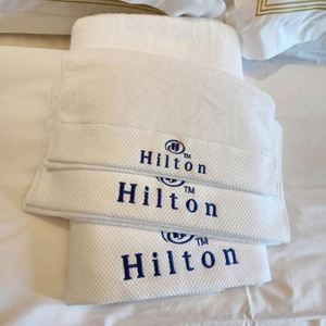Ensemble de serviettes de bain/visage/mains en coton blanc bio personnalisées pour hôtel - Product Image 2