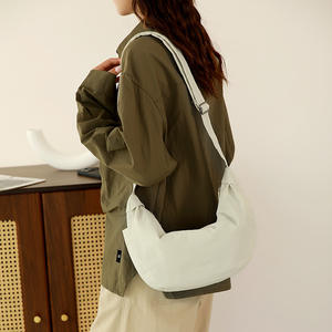 Sac bandoulière croisé en nylon résistant à l'eau, style décontracté, forme croissant, pour femme, pour le quotidien et les trajets, Printemps 2025 - Product Image 1