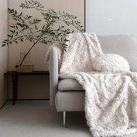 Couvre-lit en fausse fourrure de luxe léger, texture similaire à la fourrure, base en coton résistante à l'usure, décoration intérieure douce pour la maison