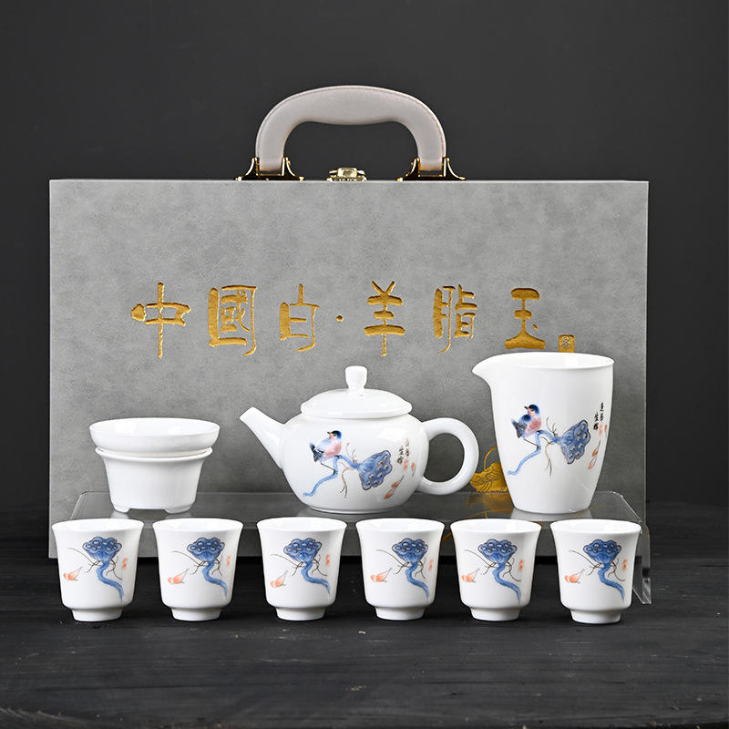 Tetera con inscripción de jade de grasa de cordero*, que añade esplendor a una humilde morada.