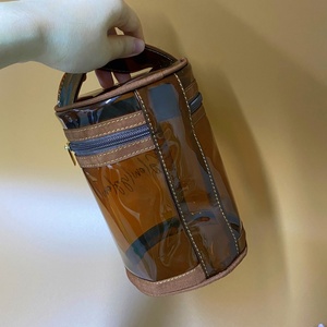 18*12.5cm Sac cosmétique en PVC étanche avec poignée Sac de maquillage en forme de seau marron Logo doré Cylindre Sac à poignée avec fermeture éclair - Product Image 5