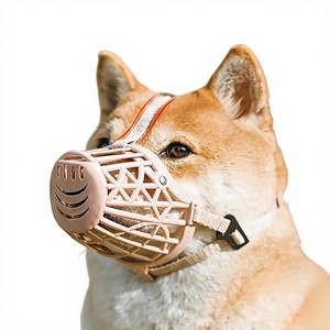 세련된 고양이/강아지 입마개, 리벳 장식이 있는 부드러운 플라스틱 소재, 심플하고 클래식한 스타일, 중국 애완용품 공장에서 제작, 단색 패턴 - Product Image 1