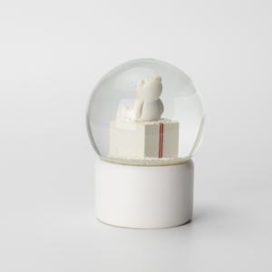 Nouveau design <span class=keywords><strong>Globe</strong></span> à neige personnalisé Cadeau de marque de luxe Acheter des objets artisanaux en verre et en résine <span class=keywords><strong>Mini</strong></span> rouge à lèvres <span class=keywords><strong>Globe</strong></span> à eau en verre Souvenir pour cadeau d'affaires - Product Image 5