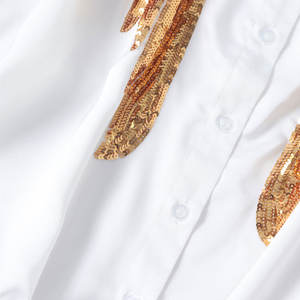 Camicette da donna personalizzate OEM camicie bianche con scollo <span class=keywords><strong>a</strong></span> V <span class=keywords><strong>a</strong></span> <span class=keywords><strong>maniche</strong></span> corte con ali di paillettes dorate abbottonate top estivi abiti estivi - Product Image 5