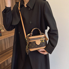 <span class=keywords><strong>Sac</strong></span> à main carré pour femme, tendance, à motifs géométriques, décoré <span class=keywords><strong>de</strong></span> rivets, en PU avec doublure en polyester, idéal pour la <span class=keywords><strong>plage</strong></span> - Product Image 5