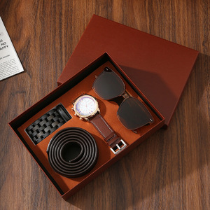 Set Regalo <span class=keywords><strong>San</strong></span> <span class=keywords><strong>Valentino</strong></span> Compleanno: Portafoglio in Carta, Orologio al Quarzo Goffrato, Cintura, Occhiali da Sole - Regalo per la Festa del Papà, per il Fidanzato, per il Business - Product Image 4