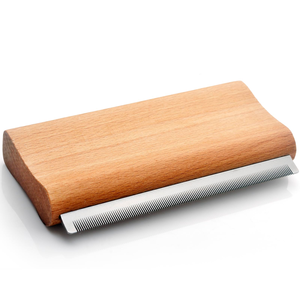 Brosse de toilettage pour chevaux en bois de 20 cm avec logo personnalisé, grattoir à sueur, peigne à curry et outil de démêlage - Product Image 1