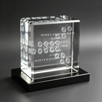 Trofeo de Cristal Neelpure 140235 con Patrón de Puntos Grabado en 3D y Base Negra para Premios Corporativos