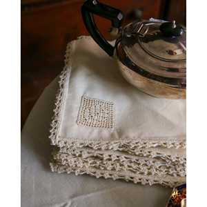 Mantel Redondo de Lino de Marca con Inserciones de Crochet y 8 Servilletas, Diseño a Rayas y Sin Arrugas para Hoteles y Restaurantes - Product Image 3