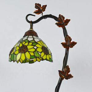 LongHuiJing Tiffany-Style cône abat-jour AC alimenté 8 pouces vitrail <span class=keywords><strong>tournesol</strong></span> jaune clair LED lampe <span class=keywords><strong>de</strong></span> table avec base <span class=keywords><strong>de</strong></span> feuilles <span class=keywords><strong>de</strong></span> vigne - Product Image 3