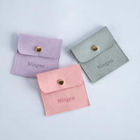 Pochette à bijoux en daim avec bouton-pression, sac cadeau enveloppe, logo personnalisé en relief pour l'emballage de bagues et colliers, vente en gros