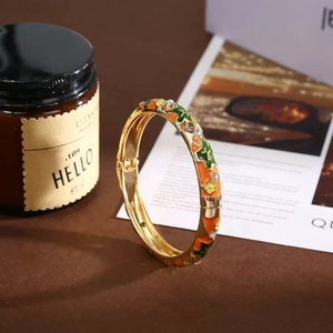 Bracelet à breloques superposées pour femme, style vintage, en laiton plaqué or, avec pétale en émail coloré à effet goutte d'huile, au design délicat et frais - Product Image 4