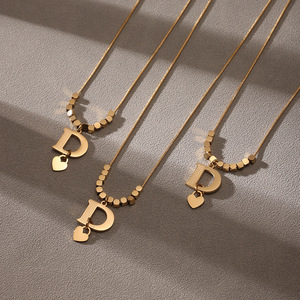Collana con Ciondolo a Forma di <span class=keywords><strong>Lettera</strong></span> <span class=keywords><strong>D</strong></span> in Acciaio Inossidabile Stile Europeo e Americano, Placcata in Oro 18k, Gioielli all'Ingrosso - Product Image 3