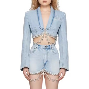Ensemble en jean pour femme de haute qualité à prix abordable, comprenant une veste courte sexy et une mini-jupe en jean délavé à l'acide ornée de strass - Product Image 1