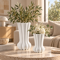 Vase en céramique imprimé en 3D avec des rainures sculpturales et un bord ondulé