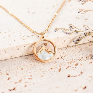 Collier en acier inoxydable plaqué or PVD 18 carats avec pendentif grain de moutarde |   Citation biblique chrétienne « Eaux profondes » gravée et pendentif coquillage vague - Product Image 4