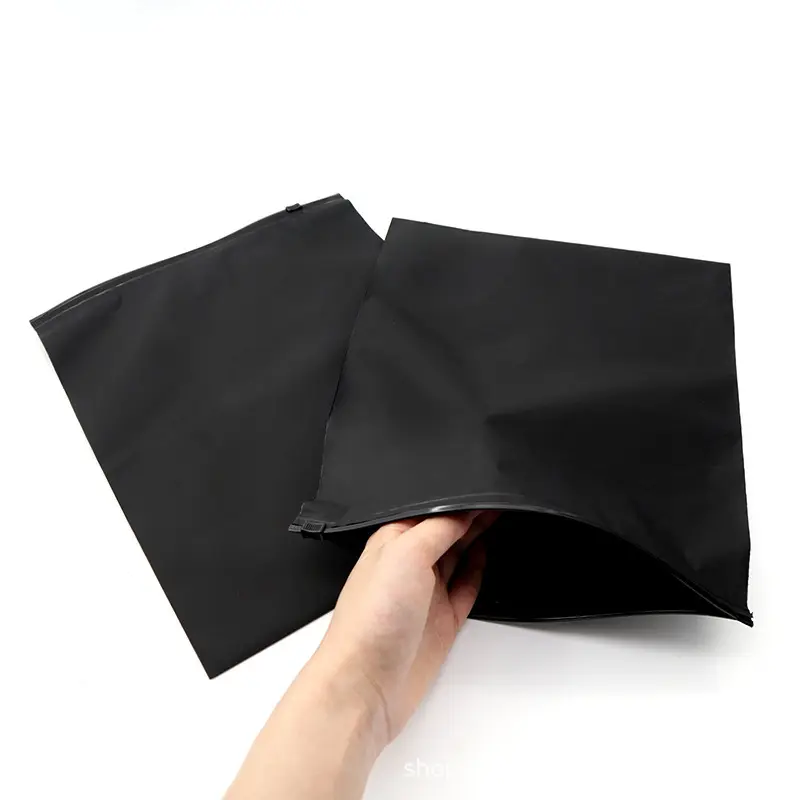 شعار مطبوع مخصص للتعبئة ، ملابس سوداء غير لامعة من البلاستيك CPE