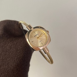 Montre à quartz de luxe de haute qualité pour femme, bracelet carré, élégante et compacte, bracelet en métal tressé - Product Image 3