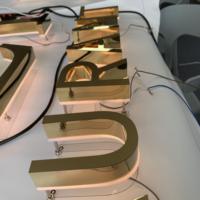 Papan Huruf Saluran Emas Custom dengan Lampu Latar untuk Salon Kecantikan SPA Studio Kuku Bersertifikat CE RoHS SGS OEM ODM Baja Tahan Karat