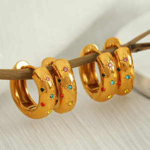 Boucles d'oreilles créoles dorées à motif étoile sertie de diamants, bijoux de soirée pour femme - Product Image 1
