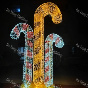 Sculptures de cannes à sucre rouges et blanches qui ajoutent un rythme vertical festif aux allées des parcs, aux places publiques et aux entrées de voies d'accès d'hôtels - Product Image 3