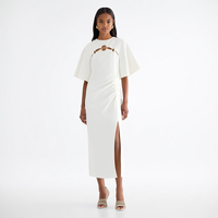 Robe Midi Femme de Soirée Blanche Élégante et Minimaliste, Col Montant, Découpes, Anneau Doré, Manches Volantées, Froncée, Fente Haute