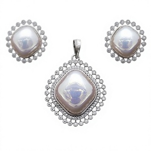 Ensemble de pendentifs de finition blanche de designer moderne à la mode en perle importée avec pierre AD pour les looks de mariage et de fête pour les femmes et les filles - Product Image 2