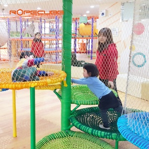 Attrezzatura per parco giochi con rete di corda arcobaleno per interni ROPECUBE | Strutture per divertimenti Non standard tessute a mano per aree per bambini di grandi dimensioni - Product Image 3