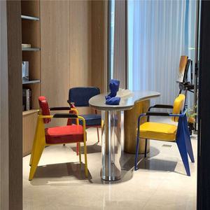Silla de Comedor Estilo Memphis con Respaldo Tapizado, Estructura Roja, Asiento Azul, Respaldo Amarillo, Diseño Moderno, Muebles para Sala de Estar - Product Image 5