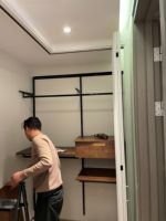 Armoire autoportante en bois massif noir pour chambre d'appartement - Design moderne de luxe européen, blanc et noir, utilisation en atelier, escalier
