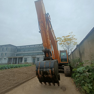Excavatrice sur chenilles hydraulique Hyundai Robex 305LC-9T d'occasion, machine de terrassement, godet de 1,38 m, 30,2 tonnes, pour la construction (modèle 2023) - Product Image 6