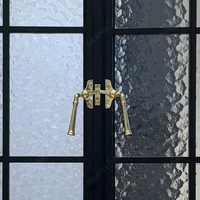 Fenêtre à battant en aluminium sur mesure à arche, avec grille décorative, verre texturé, poignée en laiton antique, style vintage pour maison de campagne résidentielle